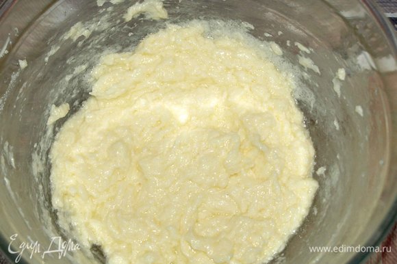 Духовку разогреть до 180°C. Размягченное сливочное масло растереть с сахаром в пышную массу. Добавить яйцо и растереть.