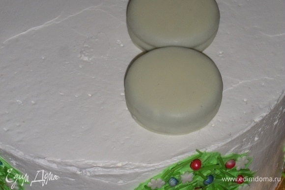 Верх торта было решено украсить вот таким снеговичком, из глазированного белым шоколадом печенья.