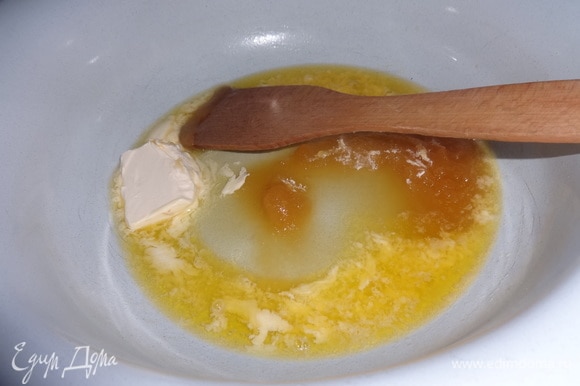 На водяной бане растопить маргарин и мед.