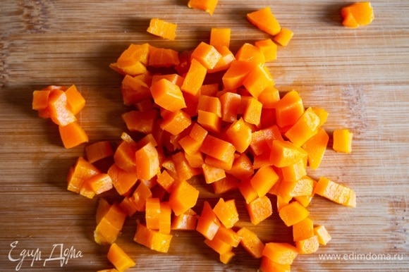 Нарезать отваренную морковь.