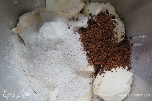 Непосредственно перед сборкой торта готовим сливочно-кофейный крем. Венчик и чашу миксера поместить в морозилку на 10 минут. Затем в чашу положить сливки, сливочный сыр, сахарную пудру (у меня с натуральной ванилью), маскарпоне, сметану, растворимый кофе, ром.