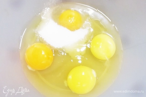 Для приготовления бисквита нам потребуется 4 некрупных яйца. Разбиваем яйца в миску и всыпаем столовую ложку сахара.