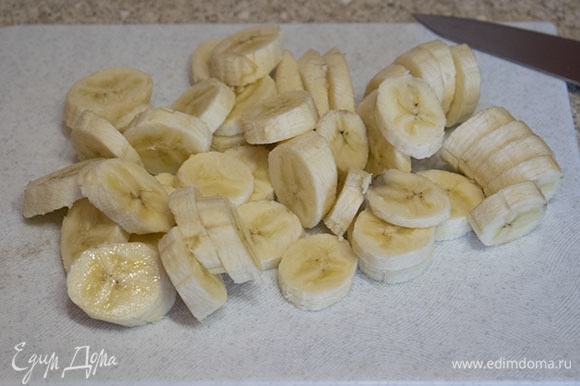 Нарезать бананы кружочками толщиной 5–7 мм.