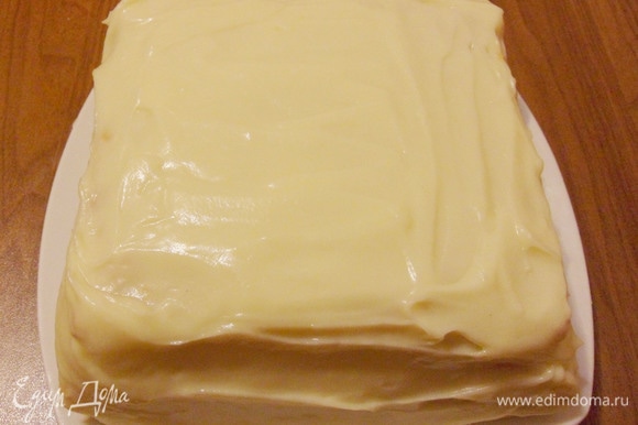 Верх и бока торта обмазать заварным кремом.