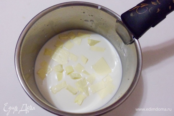 Молоко и кусочки сливочного масла нагреть в кастрюле до горячего состояния (палец терпит). Масло должно полностью растаять.