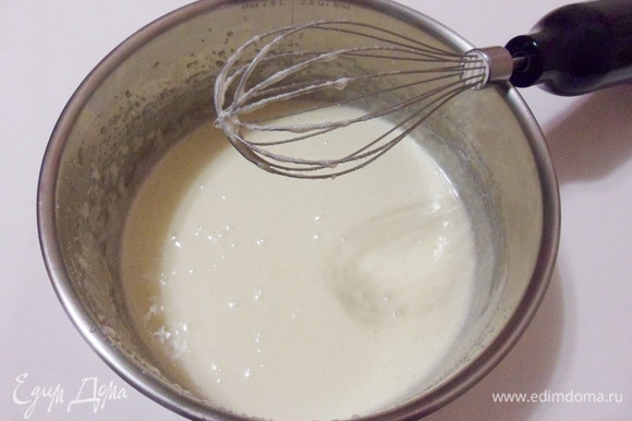 Влить горячее молоко к взбитому с сахаром яйцу, продолжая взбивать смесь миксером.