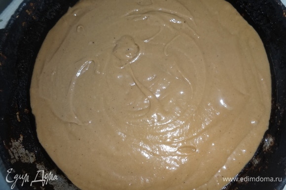 Форму смазать растительным маслом и выложить тесто. Поставить форму с пирогом в духовку, разогретую до 180°C, на 30–35 минут. Готовность проверить деревянной палочкой. Она должна быть сухой на выходе из пирога.