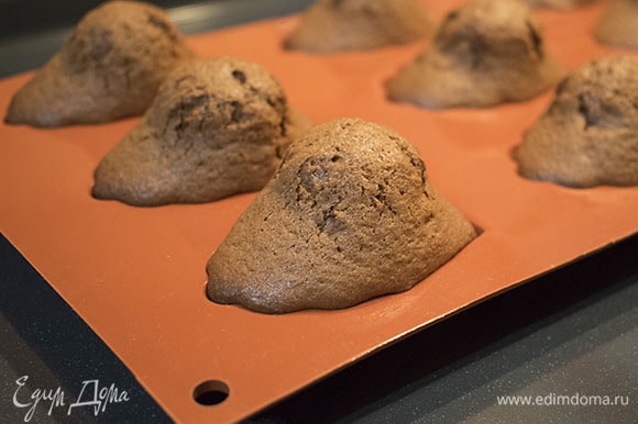 Выпекайте печенье в предварительно разогретой до 200°C духовке в течение 15 минут. Вкуснее всего они в первый день.