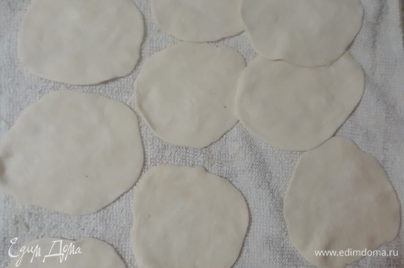 Раскатайте круглый пласт размером 1,5 мм. Важно, чтобы тесто не было тонким, так как при формировании мантов начинка может продырявить тесто, а при жарке нам этого не надо. Накрыть тесто полотенцем.