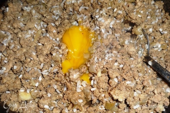 В полностью остывший фарш с рисом добавить яйцо, перемешать.