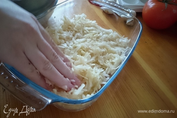 Выложите в форму картофель и слегка примните его руками.