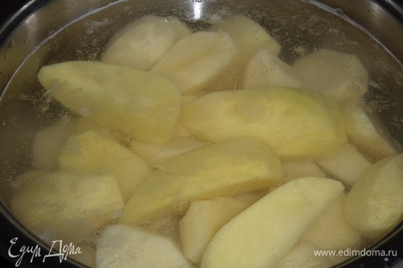 Подготавливаем продукты. Промываем, очищаем и нарезаем картофель. Закладываем картофель в кастрюлю, добавляем воду. Кастрюлю ставим на плиту. Варим картофель до готовности. За 2–3 минуты до окончания варки добавляем 1 ч. л. соли.