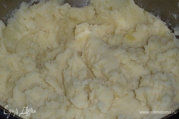 Добавляем в кастрюлю к картофелю молоко и яйцо. Доводим картофельную массу до однородного состояния.