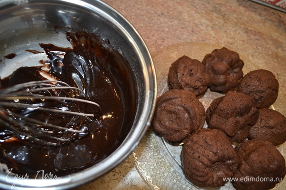 Готовым кексам дать время остыть. Готовим глазурь шоколадную для кексов. Растопить шоколад, добавить масло и теплой глазурью покрыть кексы.