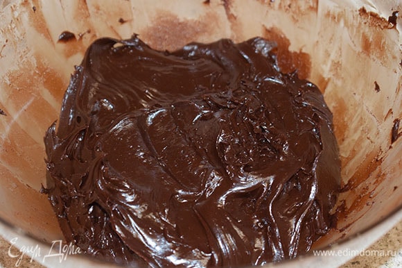 Смешать растопленный шоколад и сырную смесь. Пробить блендером до гладкости и блеска.