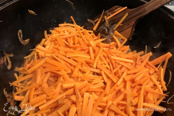 Нарежьте морковь брусочками и добавьте к луку и мясу.