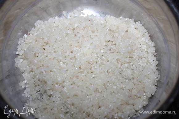 Тем временем приготовим гарнир. Для начала нужно хорошо промыть рис в воде.