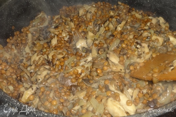 Добавить чечевицу в сковороду с грибами и луком, перемешать, продолжать жарить вместе еще 2–3 минуты.