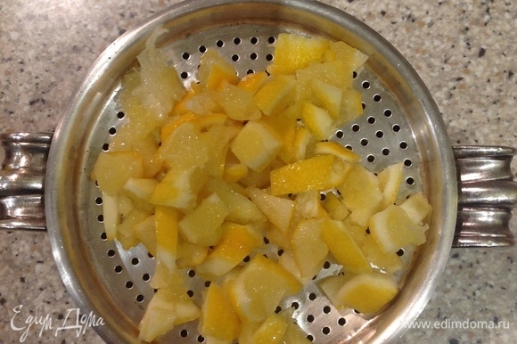 Лимон мелко нарезаю, соединяю с сахарной пудрой. По желанию можно измельчить в блендере.