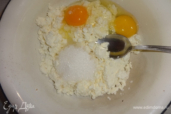Творог растереть с яйцами, сахаром и ванилином.
