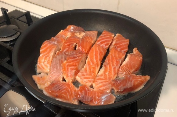 Выкладываем лосося на разогретую сковороду и обжариваем пару минут с каждой стороны.