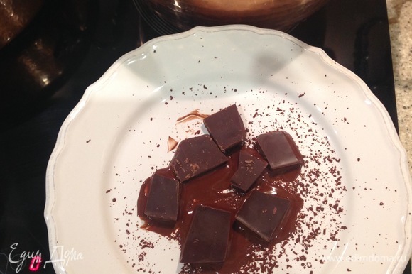На водяную баню ставлю шоколад. В растопленный шоколад добавляю корицу.
