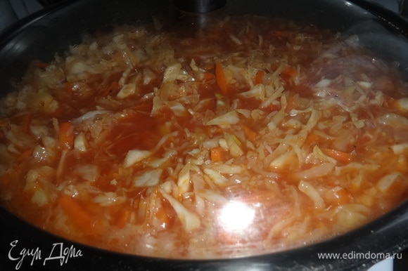 Накрыть сковороду крышкой и тушить блюдо на медленном огне минут 25–30. Определяйте готовность, пробуя на вкус рис и капусту.