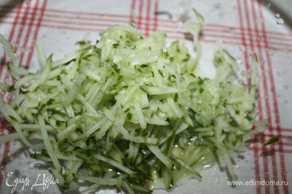 Огурец нарезать мелкой соломкой (можно использовать терку для корейских салатов).