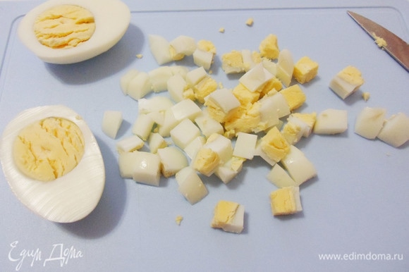 Яйца сварить вкрутую, очистить и мелко нарезать.