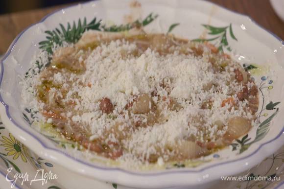 Разложить готовую пасту в тарелки, сбрызнуть оливковым маслом Extra Virgin и посыпать натертым сыром.