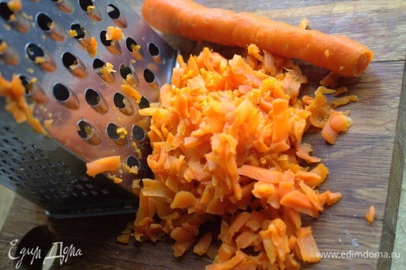 Морковь и картофель отварить заранее. Морковь натереть на терке.