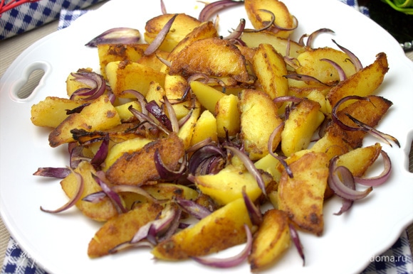 Перенести на блюдо картофель с луком.