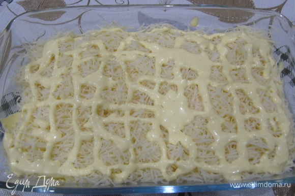 Затем натрите сыр на средней терке, покройте сеточкой майонеза.