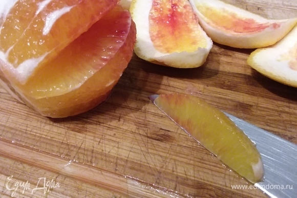Как отделить мякоть апельсина от кожуры и пленок, показывает фото. Сок, образовавшийся в процессе очистки, нам понадобится. Заранее снимите цедру с 1 апельсина и смешайте ее с овощами.