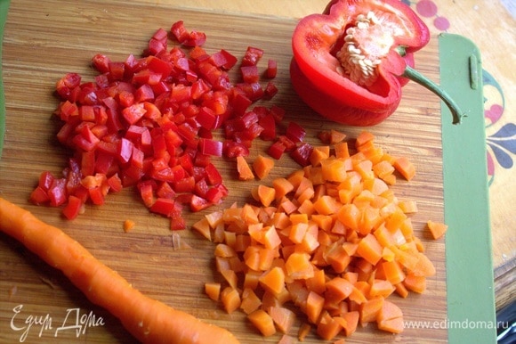Для начинки морковь отварить заранее. Я варю вместе с картофелем и вынимаю раньше. Нарезать мелко с паприкой.