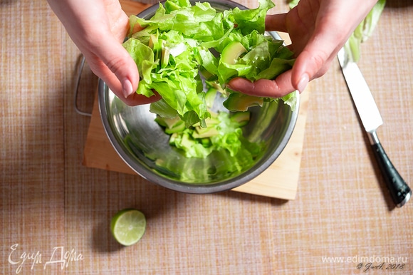 Зеленый салат порвите руками. Перемешайте с авокадо.