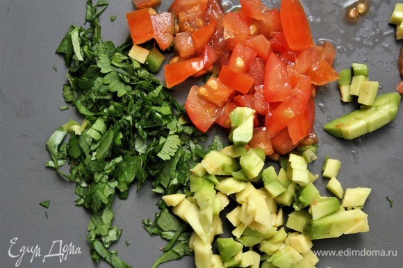 Для салата мелко нарезать томат, авокадо и кинзу. Количество — по желанию.