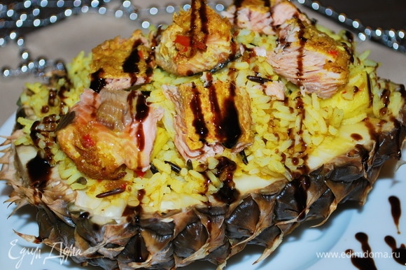 Наполните половинки ананасов рисом и кусочками рыбы. Украсьте сверху бальзамическим соусом. Приятного аппетита.
