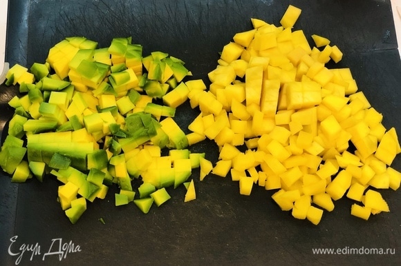 Авокадо и манго нарезать кубиками.