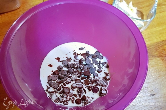Берем глубокую чашку (я использую всегда в работе с шоколадом пластиковую посуду — так шоколад не будет быстро перегреваться при растапливании в микроволновой печи). Добавляем в чашку шоколад и сливки, ставим в микроволновую печь и импульсами по 30 секунд топим шоколад. Если нет СВЧ, то можно нагреть сливки (но не кипятить) и ими залить шоколад, дать немного отдохнуть, чтобы шоколад расплавился.