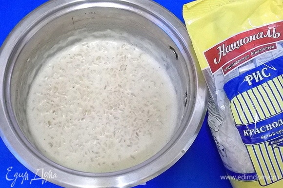 Влить молоко, довести до кипения и варить при медленном кипении 5–7 минут.