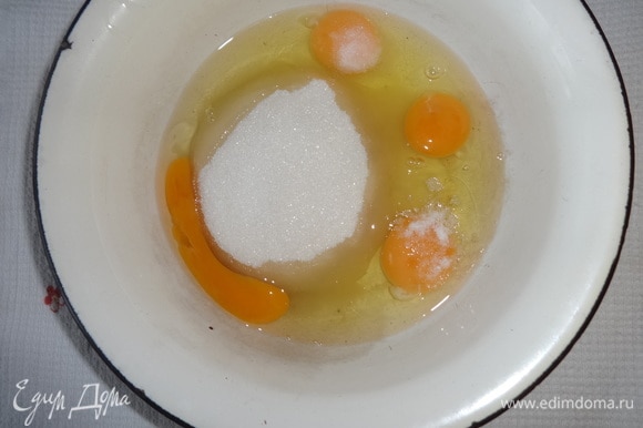 Яйца соединить с солью, сахаром, ванилином, взбить.