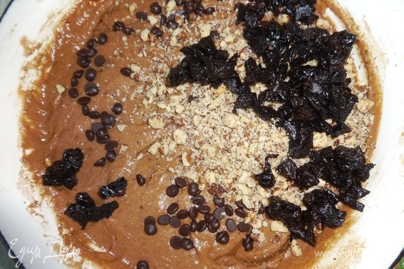 В тесто добавить шоколадные капли, чернослив, орехи. Перемешать.
