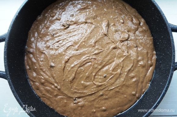 Форму смазать маслом, выложить тесто. У меня форма диаметром 28 см. Если взять меньшего диаметра, то кекс будет выше. Поставить в духовку, разогретую до 180°C, на 50–55 минут. Ориентируйтесь при выпечке по своей духовке. Готовность проверять деревянной палочкой.