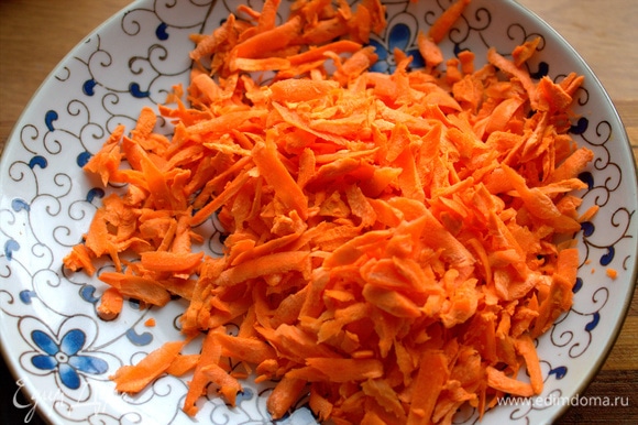 Морковь натереть крупно.