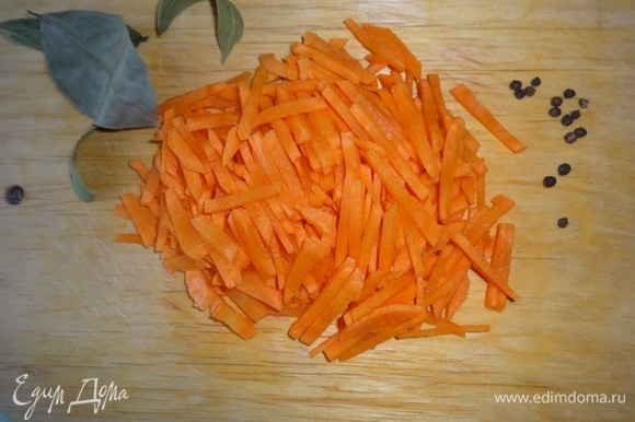 Морковь почистить, вымыть и тоже нарезать соломкой. Подготовить перец горошком и лавровый лист.