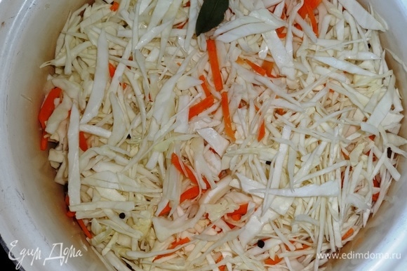 Нарезанную капусту соединить с нарезанной морковью и уложить в ведро, пересыпая перцем и лавровым листом.
