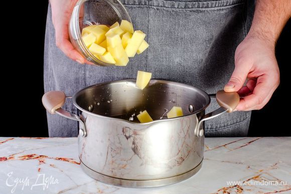 Нарежьте картофель крупным кубиком, положите в кастрюлю с кипящей водой (1,5 л).