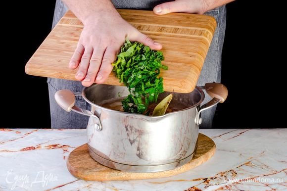 Мелко порубите зелень и вместе с лавровым листом отправьте в суп.