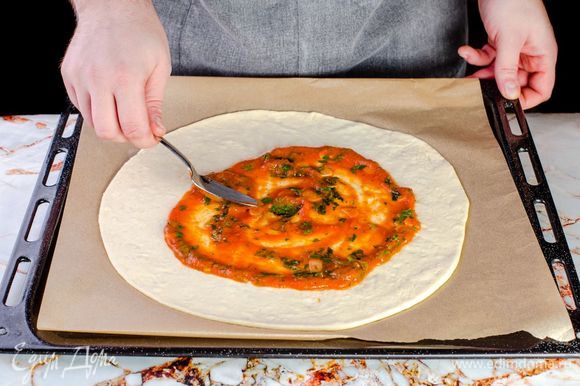 Раскатайте тесто в круг толщиной 1 см. Смажьте поверхность томатным соусом, а края — оливковым маслом.
